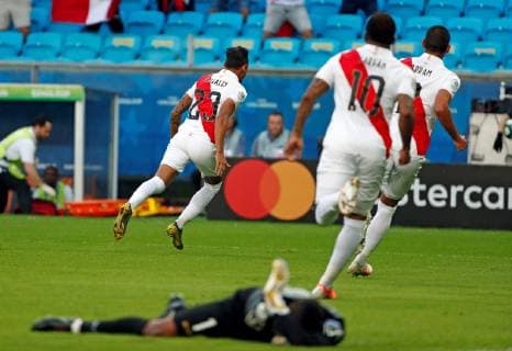 Fußball, Copa America, Venezuela - Peru Peruvian player Christofer Gonzales (L) celebrates with teammates a goal which was void upon referee checked the VAR during the Copa America 2019 Group A soccer match between Venezuela and Peru, at Arena do Gremio Stadium in Porto Alegre, Brazil, 15 June 2019. Venezuela vs. Peru !ACHTUNG: NUR REDAKTIONELLE NUTZUNG!  Copyright: xJosexMendezx SCA0217 20190615-636962307425993852