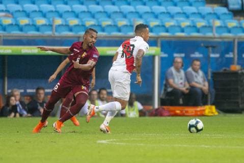 Fußball, Copa America, Venezuela - Peru Venezuela x Peru PORTO ALEGRE, RS - 15.06.2019: VENEZUELA X PERU - Yoshimar Yotún is bidding during a match between Venezuela and Peru, valid for the 2019 Copa America group stage, held this Saturday (15) at the Grêmio Arena in Porto Alegre, RS. (Photo: Raul Pereira Fotoarena) x1748177x  RaulxPereira
