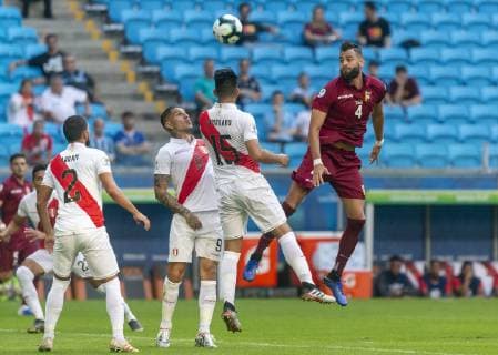 Fußball, Copa America, Venezuela - Peru Venezuela x Peru PORTO ALEGRE, RS - 15.06.2019: VENEZUELA X PERU - Paolo Guerrero is bidding during a match between Venezuela and Peru, valid for the 2019 Copa America group stage, held this Saturday (15) at the Grêmio Arena in Porto Alegre, RS. (Photo: Raul Pereira Fotoarena) x1748178x  RaulxPereira