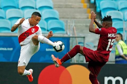Fußball, Copa America, Venezuela - Peru Peruvian Yoshimar Yotun (L) vies for the ball with Venezuelan John Murillo (R) during the Copa America 2019 Group A soccer match between Venezuela and Peru, at Arena do Gremio Stadium in Porto Alegre, Brazil, 15 June 2019. Venezuela vs. Peru !ACHTUNG: NUR REDAKTIONELLE NUTZUNG!  Copyright: xJosexMendezx SCA0228 20190615-636962315279426041