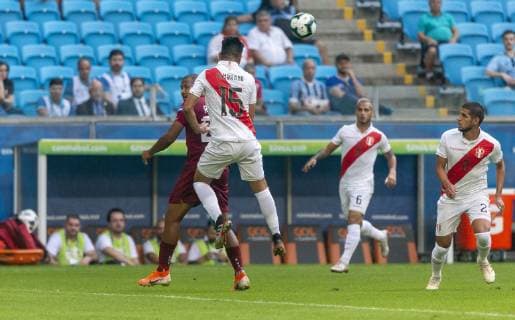 Fußball, Copa America, Venezuela - Peru Venezuela x Peru PORTO ALEGRE, RS - 15.06.2019: VENEZUELA X PERU - Carlos Zambrano dispute during a match between Venezuela and Peru, valid for the 2019 Copa América group stage, held this Saturday (15) at the Grêmio Arena in Porto Alegre, RS. (Photo: Raul Pereira Fotoarena) x1748181x  RaulxPereira
