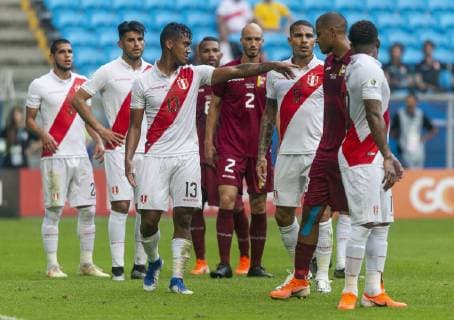 Fußball, Copa America, Venezuela - Peru Venezuela x Peru PORTO ALEGRE, RS - 15.06.2019: VENEZUELA X PERU - Players compete bid during a match between Venezuela and Peru, valid for the 2019 Copa America group stage, held this Saturday (15) at the Grêmio Arena in Porto Alegre, RS. (Photo: Raul Pereira Fotoarena) x1748209x  RaulxPereira