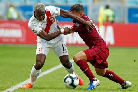 Sport Bilder des Tages Fußball, Copa America, Venezuela - Peru Peruvian Luis Advincula (L) vies for the ball with Venezuelan Tomas Rincon (R) during the Copa America 2019 Group A soccer match between Venezuela and Peru, at Arena do Gremio Stadium in Porto Alegre, Brazil, 15 June 2019. Venezuela vs. Peru !ACHTUNG: NUR REDAKTIONELLE NUTZUNG!  Copyright: xJosexMendezx SCA0249 20190615-636962331293331870