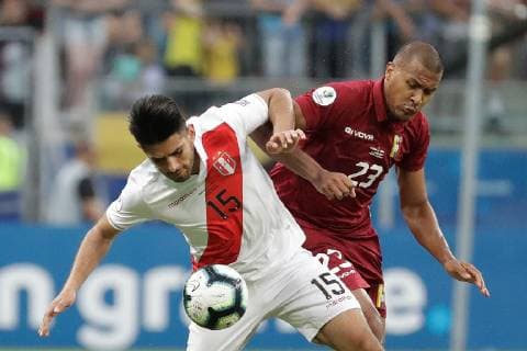 Fußball, Copa America, Venezuela - Peru Peruvian Carlos Zambrano (i) vies for the ball with Salomon Rondon (R) during the Copa America 2019 Group A soccer match between Venezuela and Peru, at Arena do Gremio Stadium in Porto Alegre, Brazil, 15 June 2019. Venezuela vs. Peru !ACHTUNG: NUR REDAKTIONELLE NUTZUNG!  Copyright: xSebastiaoxMoreirax SCA0260 20190615-636962341752514705