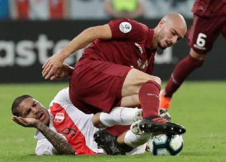 Fußball, Copa America, Venezuela - Peru Peruvian Paolo Guerrero (L) vies for the ball with Venezuelan Mikel Villanueva (L) during the Copa America 2019 Group A soccer match between Venezuela and Peru, at Arena do Gremio Stadium in Porto Alegre, Brazil, 15 June 2019. Venezuela vs. Peru !ACHTUNG: NUR REDAKTIONELLE NUTZUNG!  Copyright: xSebastiaoxMoreirax SCA0275 20190615-636962354987463738
