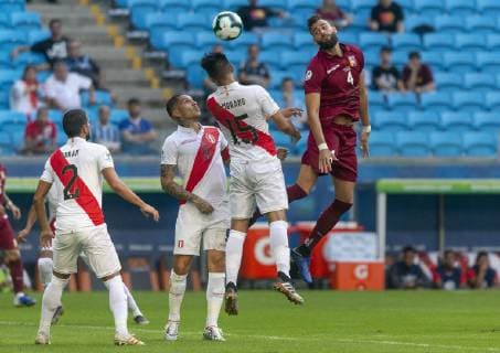 Fußball, Copa America, Venezuela - Peru Venezuela x Peru PORTO ALEGRE, RS - 15.06.2019: VENEZUELA X PERU - Paolo Guerrero is bidding during a match between Venezuela and Peru, valid for the 2019 Copa America group stage, held this Saturday (15) at the Grêmio Arena in Porto Alegre, RS. (Photo: Raul Pereira Fotoarena) x1748282x  RaulxPereira