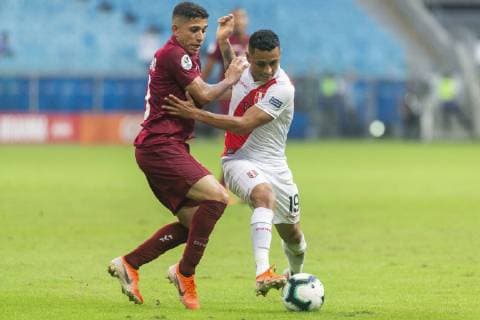 Venezuela x Peru PORTO ALEGRE, RS - 15.06.2019: VENEZUELA X PERU - Yoshimar Yotún is bidding during a match between Venezuela and Peru, valid for the 2019 Copa America group stage, held this Saturday (15) at the Grêmio Arena in Porto Alegre, RS. (Photo: Raul Pereira Fotoarena) x1748289x  RaulxPereira
