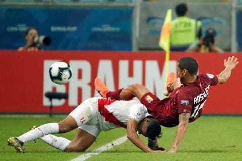 Peruvian Christofer Gonzales (L) vies for the ball with Roberto Rosales (R) during the Copa America 2019 Group A soccer match between Venezuela and Peru, at Arena do Gremio Stadium in Porto Alegre, Brazil, 15 June 2019. Venezuela vs. Peru !ACHTUNG: NUR REDAKTIONELLE NUTZUNG!  Copyright: xSebastiaoxMoreirax SCA0278 20190615-636962365765768230