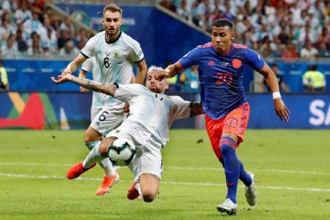 Colombian Roger Martinez (R) in action against Argentinian Nicolas Otamendi (C) during the Copa America 2019 Group B soccer match between Argentina and Colombia, at Arena Fonte Nova Stadium in Salvador, Brazil, 15 June 2019. EFE Mauricio Duenas Castaneda Argentina vs. Colombia !ACHTUNG: NUR REDAKTIONELLE NUTZUNG!  Copyright: x MauricioxDuenasxCastanedax SCA0334 20190616-636962424359596955