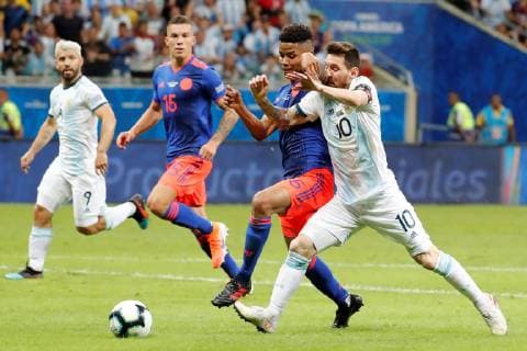Colombian Wilmar Barrios (2R) in action against Argentinian Lionel Messi (R) during the Copa America 2019 Group B soccer match between Argentina and Colombia, at Arena Fonte Nova Stadium in Salvador, Brazil, 15 June 2019. EFE Mauricio Duenas Castaneda Argentina vs. Colombia !ACHTUNG: NUR REDAKTIONELLE NUTZUNG!  Copyright: x MauricioxDuenasxCastanedax SCA0359 20190616-636962453716238255