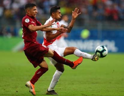 Futbol, Peru vs Venezuela Copa America 2019 El jugador de Venezuela disputa el balon contra la defensa de Peru, durante el partido del grupo A, disputado en el estadio Arena do GrÃªmio, Brasil. 15 06 2019 Daniel Apuy El Comercio Photosport Football, Peru vs Venezuela Venezuela player battles for the ball against defense of Peru, during the group A match, during Copa America 2019 at Arena do GrÃªmio, stadium in Brasil. Daniel Apuy El Comercio Photosport Futbol, Peru vs Venezuela Copa America 2019 