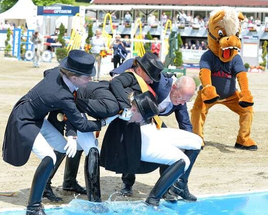 Sport Themen der Woche KW24 Sport Bilder des Tages Balve, Germany 16.06.2019, Longines Balve Optimum - Deutsche Meisterschaften Dressur Grand Prix Kuer , Der Versuch Siegerin isabell Werth in den Wassergraben zu werfen scheitert ( Defodi-09-521-022352 *** Balve, Germany 16 06 2019, Longines Balve Optimum German Championships Dressage Grand Prix Kuer , The attempt to throw winner isabell Werth into the ditch fails Defodi 09 521 022352 Defodi-521