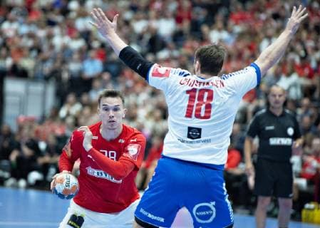 Danmarks Lasse Andersson gaar forbi Faeroeernes Rogvi Dal-Christiansen i EM kvalifikationslandskampen i herrehaandbold mellem Danmark og Faeroeerne i Jutlander Bank Arena Aalborg, soendag den 16. juni 2019.. , Aalborg Jylland Denmark Copyright: HenningxBagger HenningxBaggerx COP101 spdk20190616-184907-L