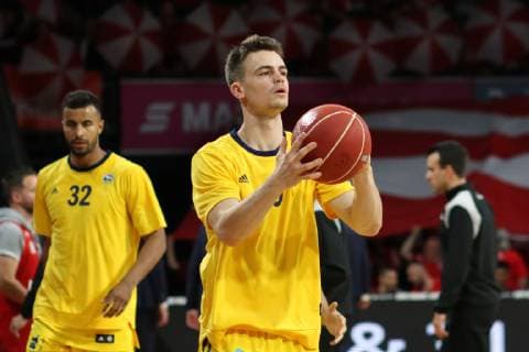 Basketball Bundesliga, BBL, Finale, Playoffs, Spiel 1, Muenchen, 16.06.2019, FC Bayern Muenchen Basketball vs. Alba Berlin, Audi Dome Basketball Bundesliga, BBL, Finale, Playoffs, Spiel 1, Muenchen, 16.06.2019, FC Bayern Muenchen Basketball (rot blau) vs. Alba Berlin (gelb), Audi Dome Bild: Jonas Mattisseck ( 9, Berlin) beim Aufwärmen, Johannes Thiemann ( 32, Berlin)