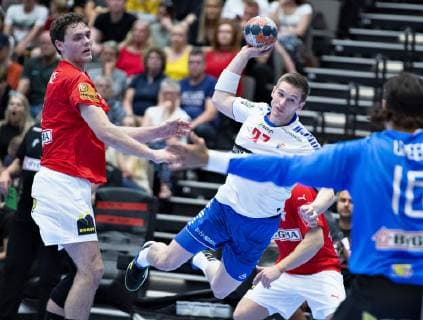 Faeroeernes Hans Eli Sigurbjörnsson mod Danmarks Niclas Kirkeloekke i EM kvalifikationslandskampen i herrehaandbold mellem Danmark og Faeroeerne i Jutlander Bank Arena Aalborg, soendag den 16. juni 2019.. , Aalborg Jylland Denmark Copyright: HenningxBagger HenningxBaggerx COP101 spdk20190616-195540-L