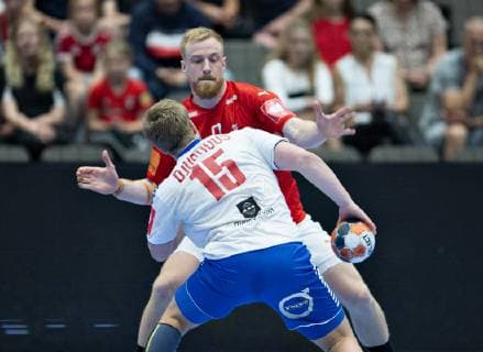 Danmarks Rene Antonsen mod Faeroeernes Jonas Gunnarsson Djurhuus i EM kvalifikationslandskampen i herrehaandbold mellem Danmark og Faeroeerne i Jutlander Bank Arena Aalborg, soendag den 16. juni 2019.. , Aalborg Jylland Denmark Copyright: HenningxBagger HenningxBaggerx COP101 spdk20190616-200613-L