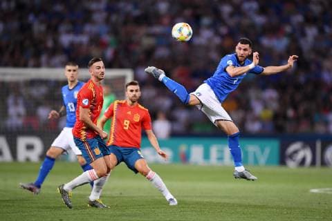 FUSSBALL UEFA U21, U 21 EUROPAMEISTERSCHAFT 2019 in Italien Italien - Spanien 16.06.2019 Arturo Calabresi (re, Italien) gegen Fabian Ruiz (li, Spanien)