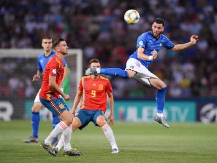 FUSSBALL UEFA U21, U 21 EUROPAMEISTERSCHAFT 2019 in Italien Italien - Spanien 16.06.2019 Arturo Calabresi (re, Italien) gegen Fabian Ruiz (li, Spanien)
