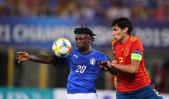 FUSSBALL UEFA U21, U 21 EUROPAMEISTERSCHAFT 2019 in Italien Italien - Spanien 16.06.2019 Moise Kean (li, Italien) gegen Jesus Vallejo (re, Spanien)