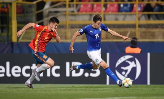 FUSSBALL UEFA U21, U 21 EUROPAMEISTERSCHAFT 2019 in Italien Italien - Spanien 16.06.2019 Federico Chiesa (re, Italien) gegen Martin Aguirregabiria (li, Spanien)
