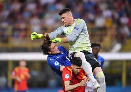 FUSSBALL UEFA U21, U 21 EUROPAMEISTERSCHAFT 2019 in Italien Italien - Spanien 16.06.2019 Zusammenprall; Torwart Unai Simon (re, Spanien) gegen Aaron Martin (unten Mitte, Spanien) sowie Nicole Zaniolo (li, Italien)