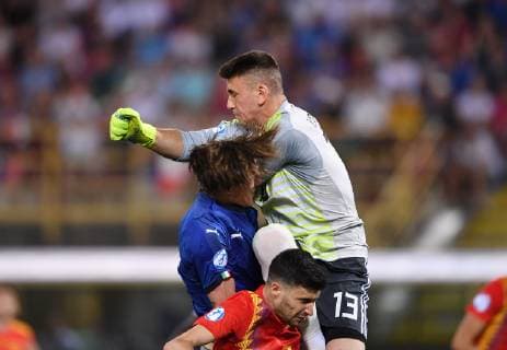 FUSSBALL UEFA U21, U 21 EUROPAMEISTERSCHAFT 2019 in Italien Italien - Spanien 16.06.2019 Zusammenprall; Torwart Unai Simon (re, Spanien) gegen Aaron Martin (unten Mitte, Spanien) sowie Nicole Zaniolo (li, Italien)