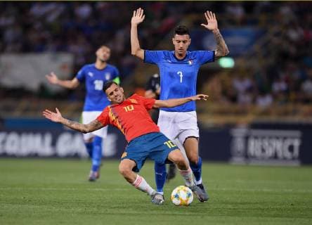 FUSSBALL UEFA U21, U 21 EUROPAMEISTERSCHAFT 2019 in Italien Italien - Spanien 16.06.2019 Dani Ceballos (li, Spanien) gegen Lorenzo Pellegrini (re, Italien)