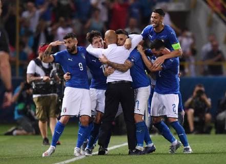 FUSSBALL UEFA U21, U 21 EUROPAMEISTERSCHAFT 2019 in Italien Italien - Spanien 16.06.2019 JUBEL Italien nach den Tor zum 3-1; Patrick Cutrone, Federico Chiesa, Trainer Luigi Di Biagio, Torschuetze Lorenzo Pellegrini, Rolando Mandragora und Arturo Calabresi (v.li.)