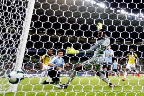 Luis Suarez of Uruguay (2L) scores against Ecuadorian goalkeeper Alexander Dominguez (C) during the Copa America 2019 Group C soccer match between Uruguay and Ecuador, at Mineirao Stadium in Bello Horizonte, Brazil, 16 June 2019. Uruguay vs. Ecuador !ACHTUNG: NUR REDAKTIONELLE NUTZUNG!  Copyright: xJuanxIgnacioxRoncoronix SCA0593 20190617-636963351988554254