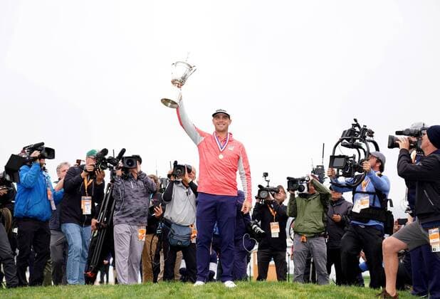 Sport Themen der Woche KW24 Sport Bilder des Tages Gary Woodland holds the championship trophy after the final round of the 2019 U.S. Open at Pebble Beach Golf Links on June 16, 2019 in Pebble Beach, California. Gary Woodland wins the 2019 U.S. Open and his first major championship with a score of 13 under par.  PBP201906168905 KEVINxDIETSCH