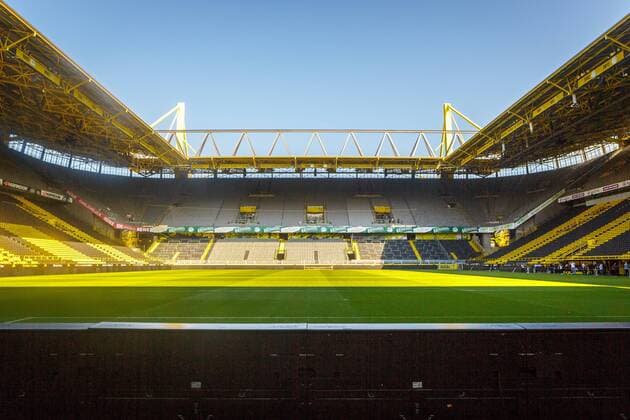 DEU, Deutschland, Nordrhein-Westfalen, Dortmund, 21.04.2019: Signal Iduna Park (bis 2005 Westfalenstadion), seit 1974 Spielstätte von Borussia Dortmund (Ballspielverein Borussia 09 e. V. Dortmund, BVB, BVB 09). Unter dem Motto Feier im SIGNAL IDUNA PARK Dein ganz persönliches Osterfest mit einer Stadiontour konnte an den Feiertagen das Stadion besichtig werden. Das Stadion ist Veranstaltungsort beim 37. Evangelischen Kirchentag