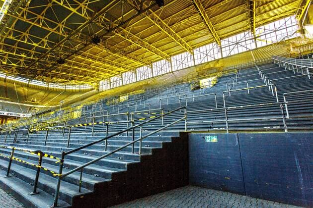 DEU, Deutschland, Nordrhein-Westfalen, Dortmund, 21.04.2019: Signal Iduna Park (bis 2005 Westfalenstadion), seit 1974 Spielstätte von Borussia Dortmund (Ballspielverein Borussia 09 e. V. Dortmund, BVB, BVB 09). Unter dem Motto Feier im SIGNAL IDUNA PARK Dein ganz persönliches Osterfest mit einer Stadiontour konnte an den Feiertagen das Stadion besichtig werden. Das Stadion ist Veranstaltungsort beim 37. Evangelischen Kirchentag