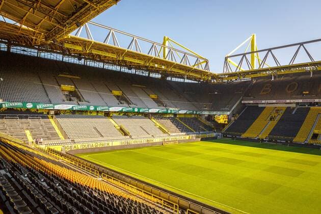 DEU, Deutschland, Nordrhein-Westfalen, Dortmund, 21.04.2019: Signal Iduna Park (bis 2005 Westfalenstadion), seit 1974 Spielstätte von Borussia Dortmund (Ballspielverein Borussia 09 e. V. Dortmund, BVB, BVB 09). Unter dem Motto Feier im SIGNAL IDUNA PARK Dein ganz persönliches Osterfest mit einer Stadiontour konnte an den Feiertagen das Stadion besichtig werden. Das Stadion ist Veranstaltungsort beim 37. Evangelischen Kirchentag
