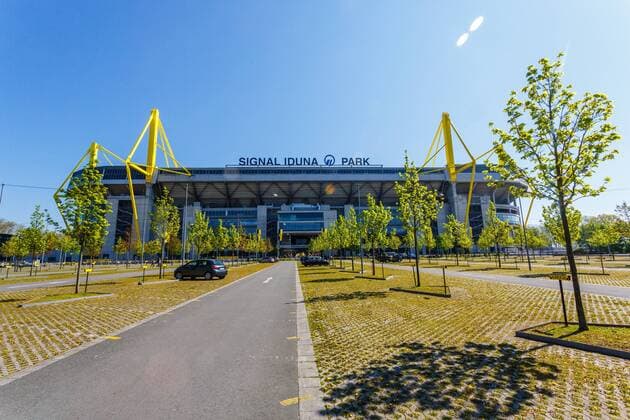 DEU, Deutschland, Nordrhein-Westfalen, Dortmund, 21.04.2019: Signal Iduna Park (bis 2005 Westfalenstadion), seit 1974 Spielstätte von Borussia Dortmund (Ballspielverein Borussia 09 e. V. Dortmund, BVB, BVB 09). Außenansicht. Das Stadion ist Veranstaltungsort beim 37. Evangelischen Kirchentag