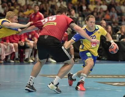 STOCKHOLM 20190616 Sveriges Mattias Zachrisson med bollen under söndagens handbollsmatch i EHF Euro Cup mellan Sverige och Österrike pa Hovet. STOCKHOLM SVERIGE x10070x