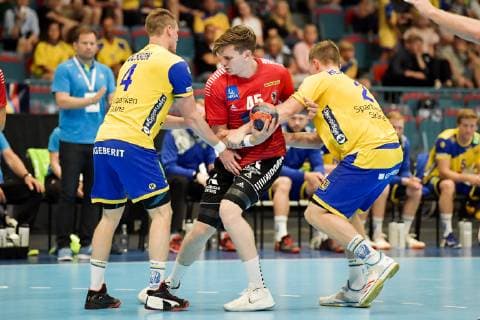 STOCKHOLM 20190616 Österrikes Daniel Dicker (mitten) och Sveriges Markus Olsson (tv) och Philip Henningsson under söndagens handbollsmatch i EHF Euro Cup mellan Sverige och Österrike pa Hovet. STOCKHOLM SVERIGE x10070x
