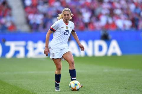 Soccer USA v Chile FIFA Womens World Cup France 2019 16-06-2019: WK Voetbal: Vrouwen Amerika v Chili: Parijs Allie Long (USA) (20) passing the Ball