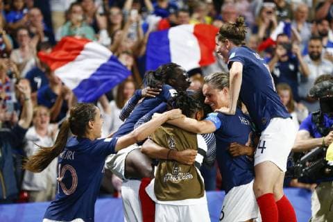 Fußball, Damen WM, Nigeria - Frankreich Joie Wendie Renard (France) et equipe FOOTBALL : Coupe du Monde Feminine - Groupe A - Nigeria v France - 17 06 2019 GwendolineLeGoff Panoramic 