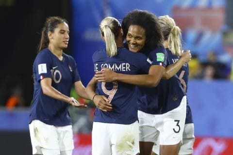 Fußball, Damen WM, Nigeria - Frankreich joie des joueuses de l equipe de France Wendie Renard (France) Eugenie Le Sommer (France) FOOTBALL : Coupe du Monde Feminine - Groupe A - Nigeria v France - 17 06 2019 GwendolineLeGoff Panoramic 