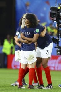 Fußball, Damen WM, Nigeria - Frankreich joie des joueuses de l equipe de France Wendie Renard (France) Eugenie Le Sommer (France) FOOTBALL : Coupe du Monde Feminine - Groupe A - Nigeria v France - 17 06 2019 GwendolineLeGoff Panoramic 