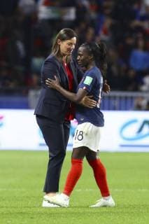 Fußball, Damen WM, Nigeria - Frankreich joie Corinne Diacre ( Selectionneuse France) et Viviane Asseyi (France) FOOTBALL : Coupe du Monde Feminine - Groupe A - Nigeria v France - 17 06 2019 GwendolineLeGoff Panoramic 