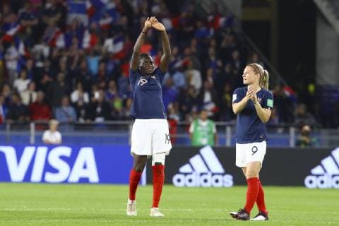 Fußball, Damen WM, Nigeria - Frankreich joie des joueuses de l equipe de France Griedge Mbock Bathy (France) Eugenie Le Sommer (France) FOOTBALL : Coupe du Monde Feminine - Groupe A - Nigeria v France - 17 06 2019 GwendolineLeGoff Panoramic 
