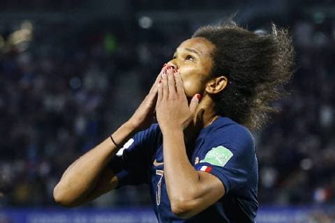 Sport Bilder des Tages Fußball, Damen WM, Nigeria - Frankreich Joie Wendie Renard (France) apres son penalty marque FOOTBALL : Coupe du Monde Feminine - Groupe A - Nigeria v France - 17 06 2019 GwendolineLeGoff Panoramic 
