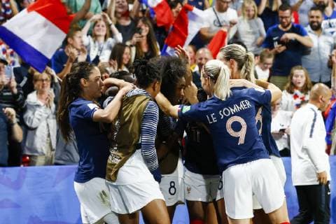 Fußball, Damen WM, Nigeria - Frankreich Joie Wendie Renard (France) apres son penalty marque et equipe FOOTBALL : Coupe du Monde Feminine - Groupe A - Nigeria v France - 17 06 2019 GwendolineLeGoff Panoramic 
