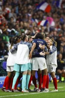 Fußball, Damen WM, Nigeria - Frankreich Joie Wendie Renard (France) apres son penalty marque et equipe FOOTBALL : Coupe du Monde Feminine - Groupe A - Nigeria v France - 17 06 2019 GwendolineLeGoff Panoramic 