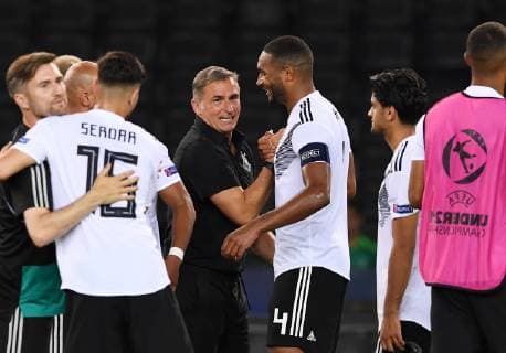 Fußball, U21 EM, Deutschland - Dänemark FUSSBALL UEFA U21, U 21 EUROPAMEISTERSCHAFT 2019 in Italien Deutschland - Daenemark 17.06.2019 Schlussjubel Deutschland; Shake Hands, Trainer Stefan Kuntz (Mitte) und Jonathan Tah (re)