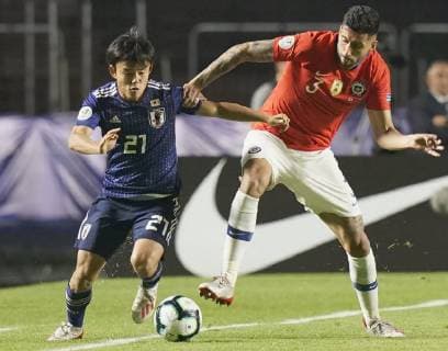 Fußball, Copa America, Japan - Chile Football: Copa America Takefusa Kubo (21) of Japan attempts to evade Guillermo Maripan of Chile during the first half of Chile s 4-0 win in a Group C match of the Copa America football tournament in Sao Paulo on June 17, 2019. 