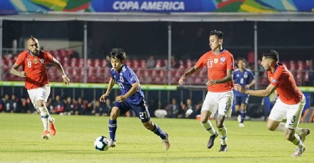 Fußball, Copa America, Japan - Chile Football: Copa America Takefusa Kubo (21) of Japan dribbles the ball while being chased by Chile s Arturo Vidal (8), Erick Pulgar (13) and Guillermo Maripan during the second half of Chile s 4-0 win in a Group C match of the Copa America football tournament in Sao Paulo on June 17, 2019. 