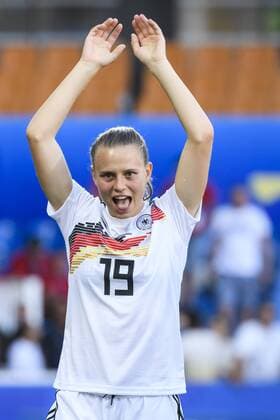 17.06.2019, xkvx, Fussball Frauen WM in Frankreich, Suedafrika - Deutschland emspor, v.l. Deutsche Fussballerinnen feiern nach dem Spiel den Sieg Klara Buehl (Deutsche Fussball Nationalmannschaft DFB) Montpellier