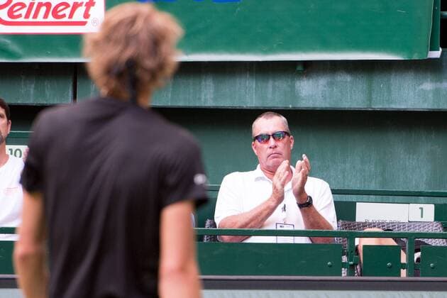 Ivan LENDL (re., Trainer, ehem. Tennisprofi) applaudiert seinem Spieler Alexander ZVEREV (GER), applaudiert, Applaus, applaudieren, klatscht in die Haende (Hände), Beifall, klatschen, Jubel, jubeln, jubelnd, Freude, cheers, celebrate, Gestik, Geste, Tennis, 27. NOVENTI Open 2019, ATP, Tennis Herren World Tour am 17.06.2019 in Halle (Westf.) Deutschland. Â